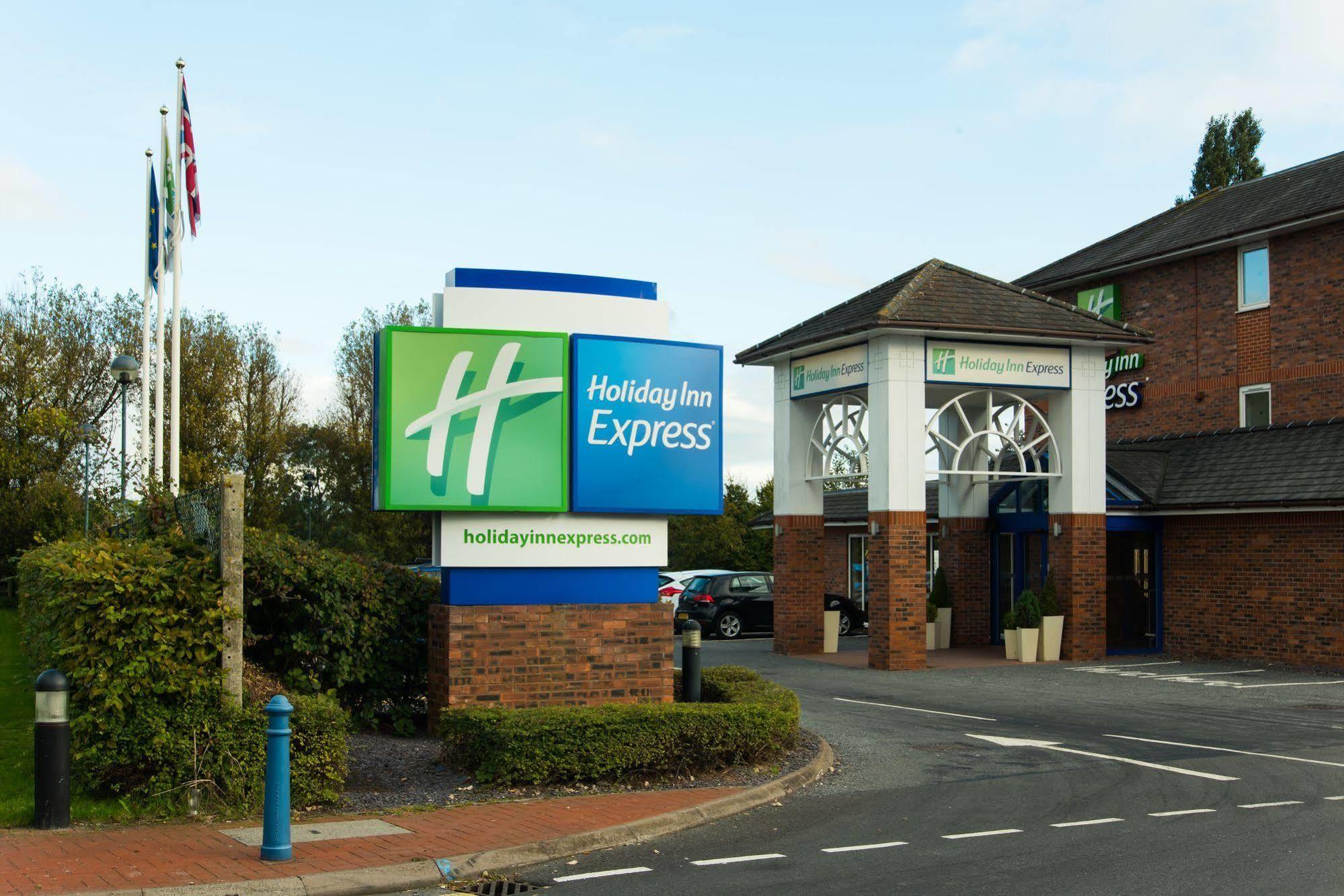 Holiday Inn Express Lichfield By Ihg Exterior foto